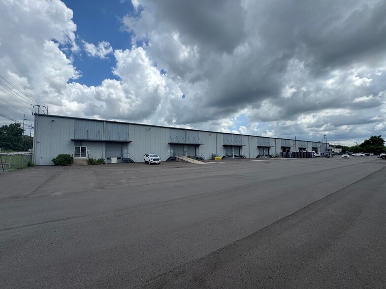 More Photos Of 3706-3710 Vulcan Dr, Nashville Distribution For Lease