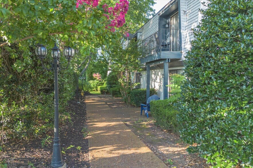 More Photos Of 126 Walton Ferry Rd, Hendersonville Apartments For Sale