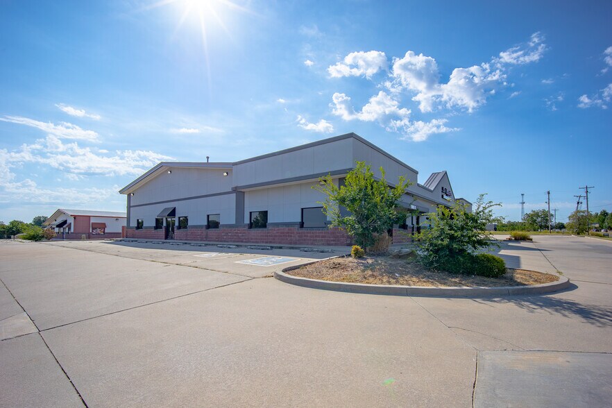 More Photos Of 1940 Harper St, Choctaw Medical For Lease