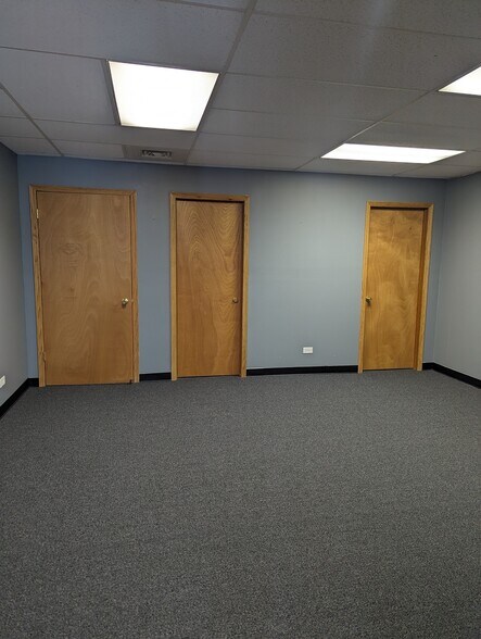 More Photos Of 18241-18245 West St, Lansing General Retail For Sale