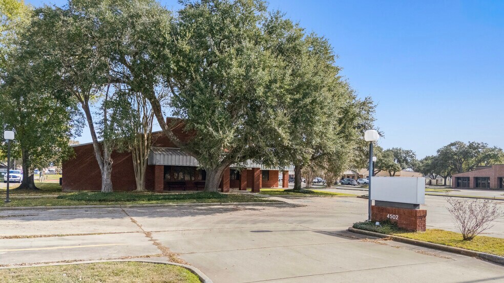 More Photos Of 4502 N Laurent St, Victoria Medical For Sale