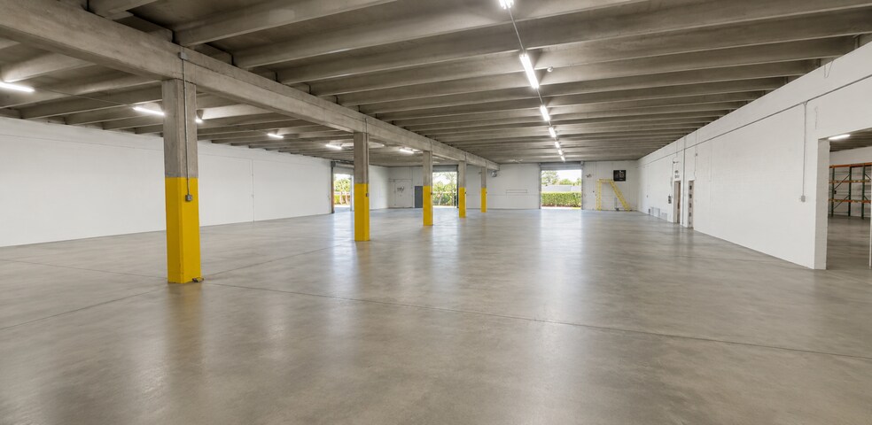 More Photos Of 12388 Starkey Rd, Largo Warehouse For Lease