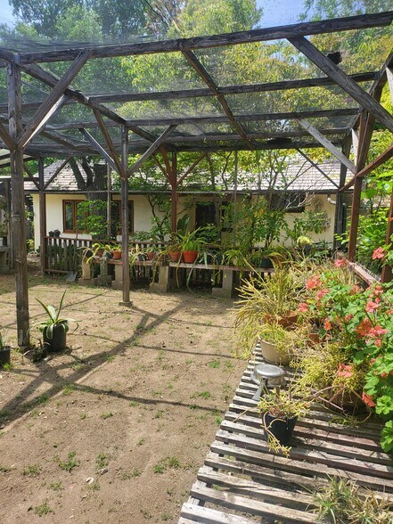 More Photos Of 18552 Erwin St, Tarzana Land For Lease