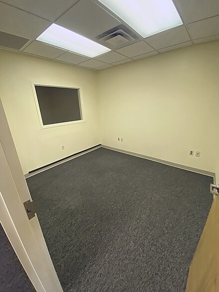 More Photos Of 109 Platinum Dr, Bridgeport Office For Lease