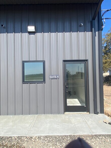 More Photos Of 2638 Business Loop 181 N, Floresville Flex For Lease