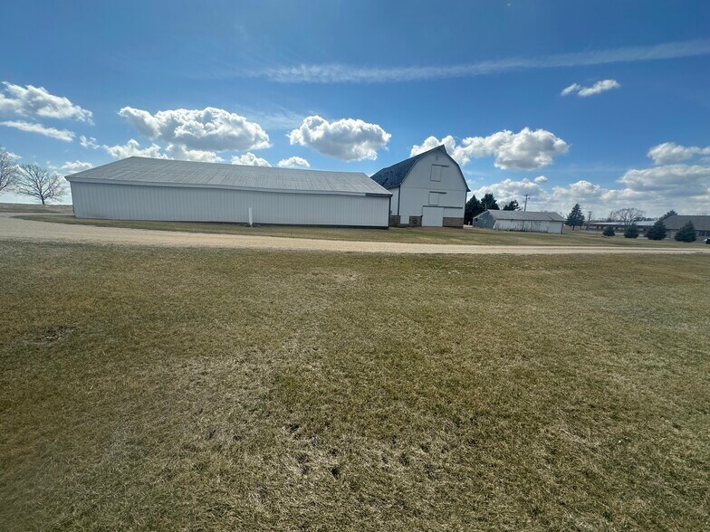 More Photos Of 636 S East St, Mount Carroll Warehouse For Lease