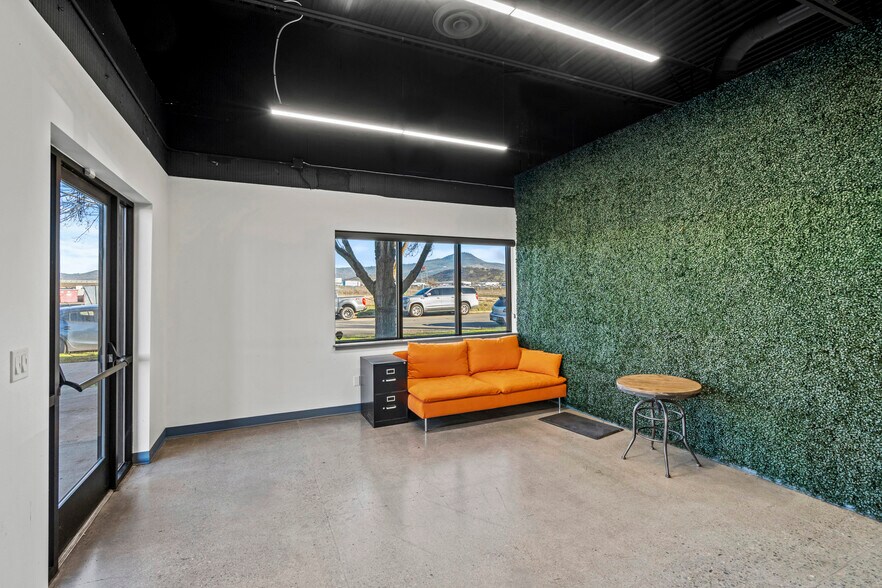 More Photos Of 4731 Industry Dr, Medford Light Manufacturing For Lease