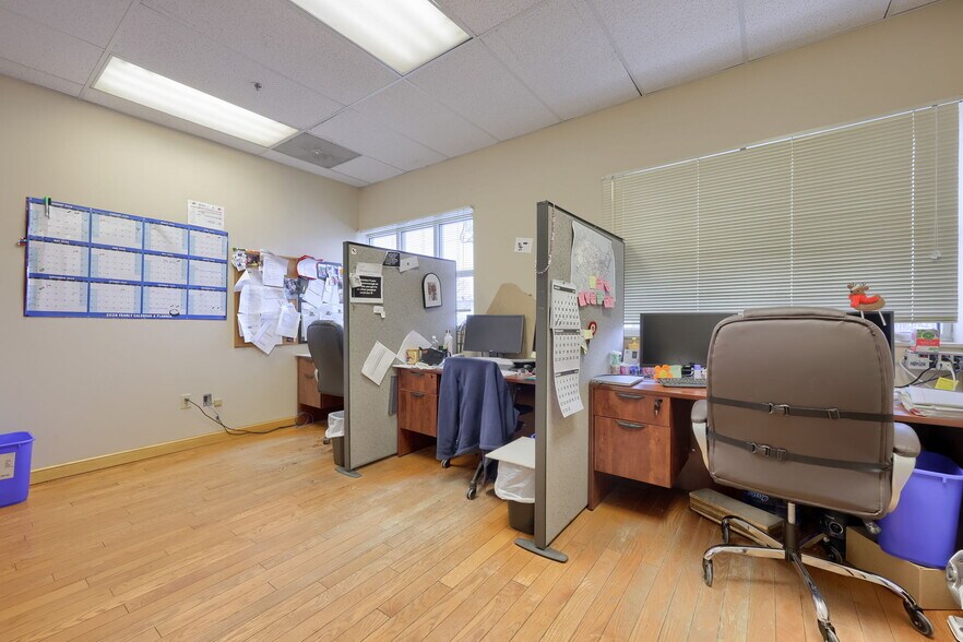 More Photos Of 301 Commerce Dr, New Holland Warehouse For Sale