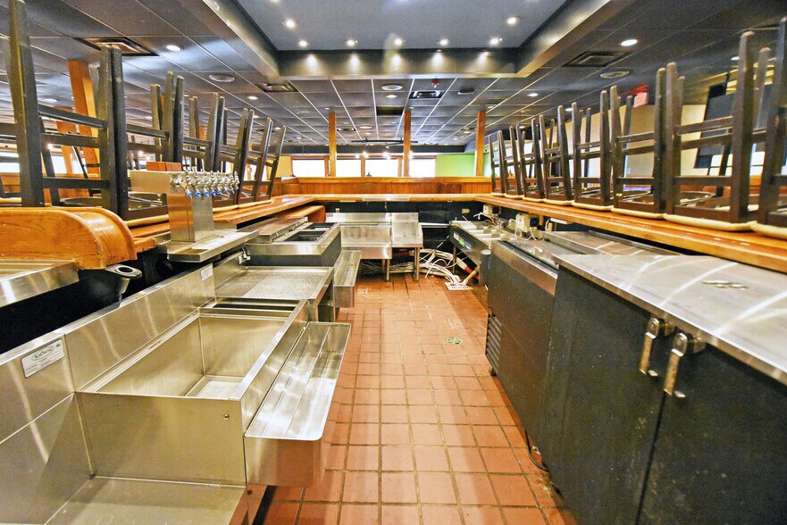 More Photos Of 3939 1st Ave SE, Cedar Rapids Restaurant For Lease