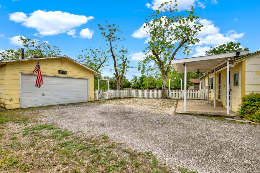 More Photos Of 1959 Gruene Rd, New Braunfels Office For Sale