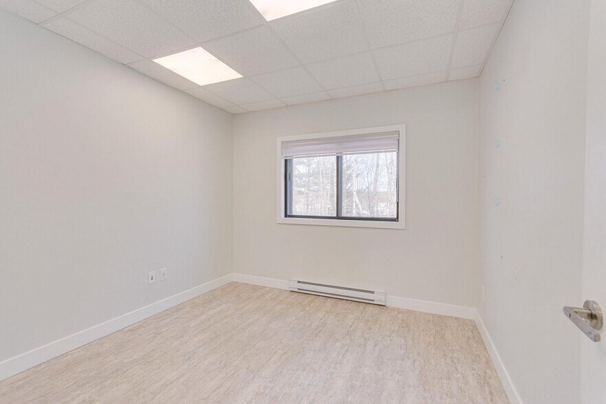 More Photos Of 1695 Rue Atmec, Gatineau General Retail For Sale