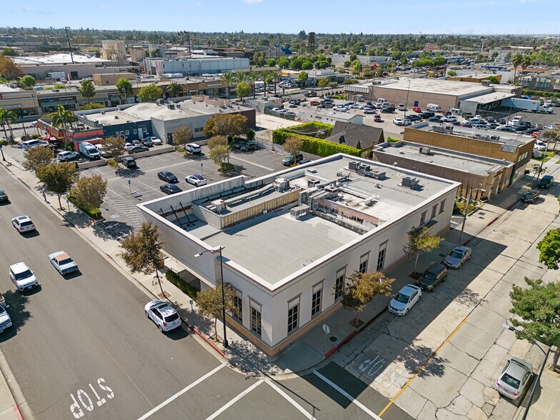 More Photos Of 11101 La Reina Ave, Downey Bank For Lease