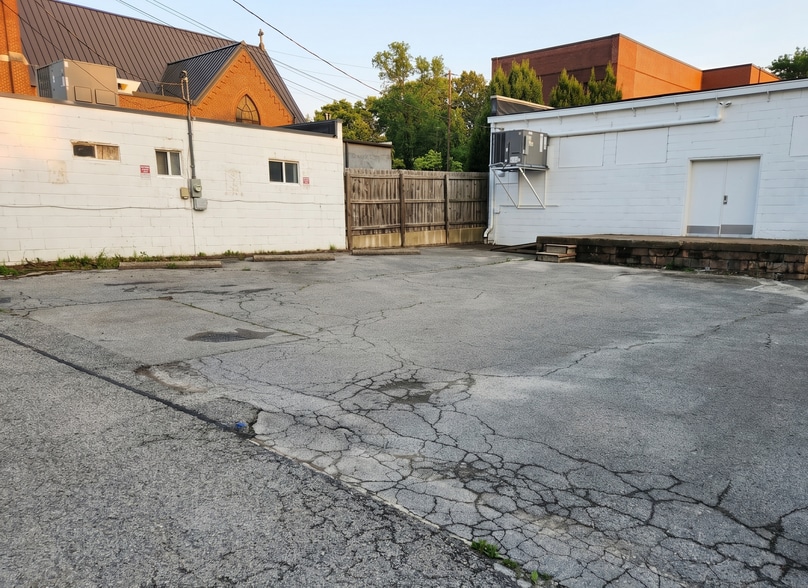 More Photos Of 4802 Charlotte Pike, Nashville Storefront For Lease
