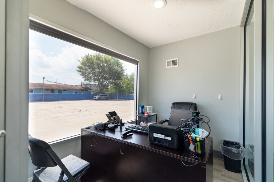 More Photos Of 510 Grand Ave, Bacliff Showroom For Lease