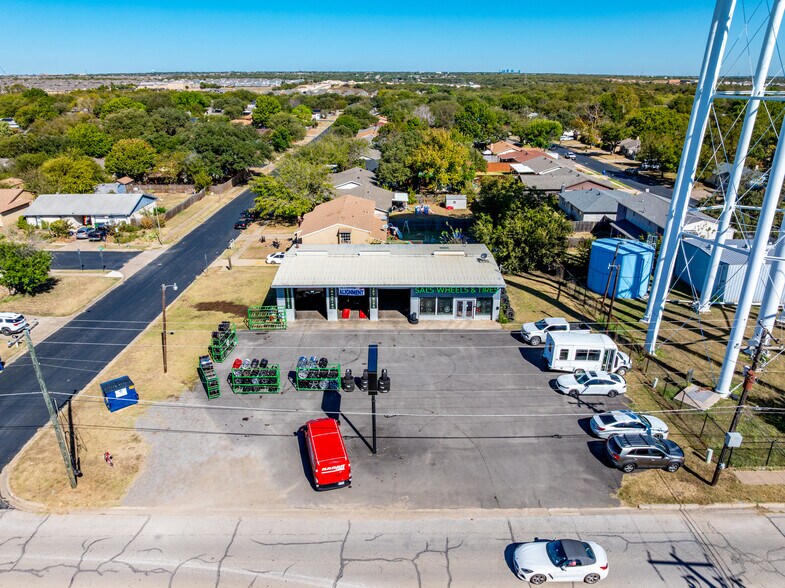 More Photos Of 1004 W Main St, Crowley Auto Repair For Sale