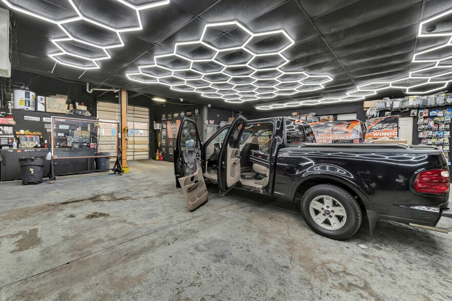 More Photos Of 804 N Lincoln St, Wilmington Storefront Retail Residential For Sale