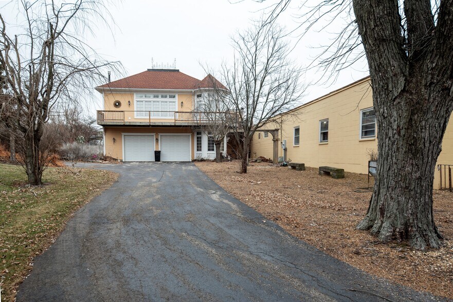 More Photos Of 890 Lake Ave, Woodstock General Retail For Sale