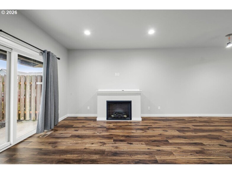 More Photos Of 1524 SE Honeysuckle Loop, Warrenton Apartments For Sale