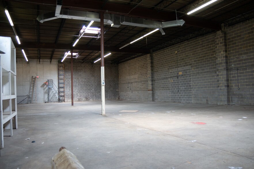 More Photos Of 5200-5300 Minnick Rd, Laurel Light Distribution For Lease