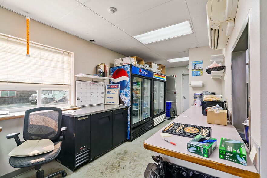 More Photos Of 31 Ray Rd, Sunnyside Sports And Entertainment For Sale