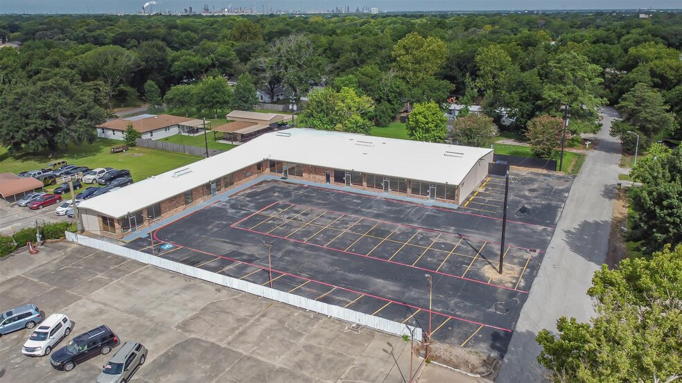 More Photos Of 1301-1309 Sandy Ln, Baytown General Retail For Sale