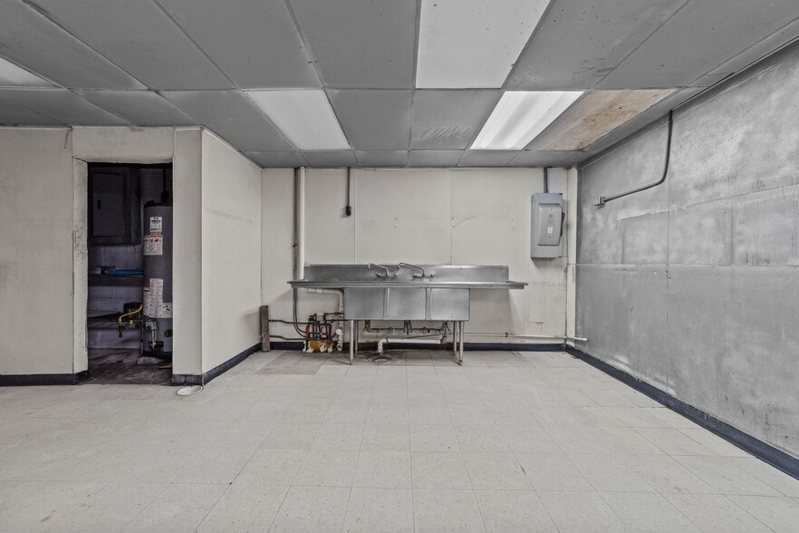 More Photos Of 607 S Main St, King Department Store For Lease