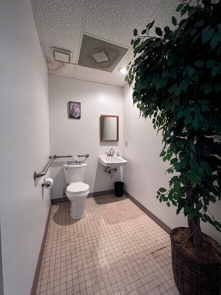 More Photos Of 4380 N Oak Tfwy, Kansas City Loft Creative Space For Sale