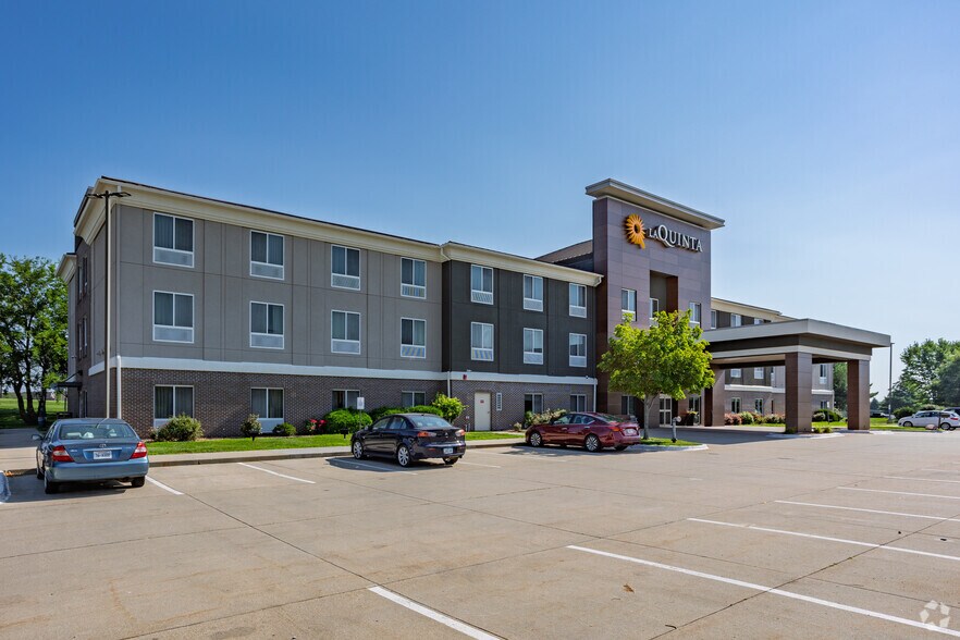 Primary Photo Of 2402 SE Tones Dr, Ankeny Hotel For Sale