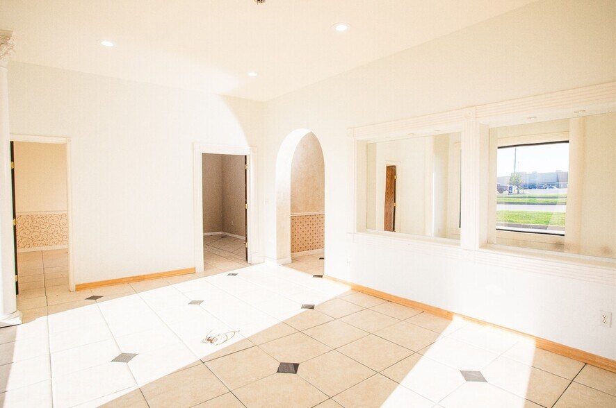 More Photos Of 1702-1708 N Commerce St, Ardmore General Retail For Lease