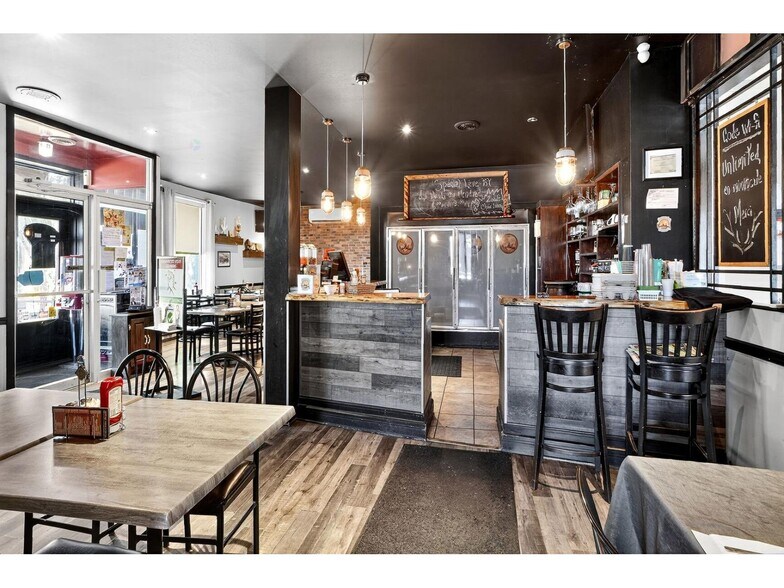 More Photos Of 277 Rue Saint-Joseph, Sainte-martine Restaurant For Sale