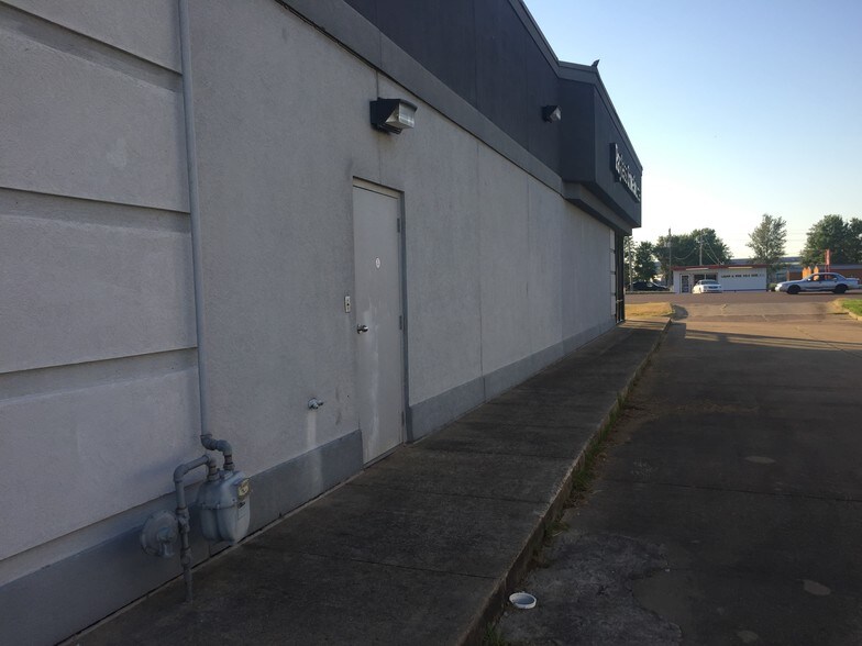 More Photos Of 832 S State St, Clarksdale Freestanding For Lease