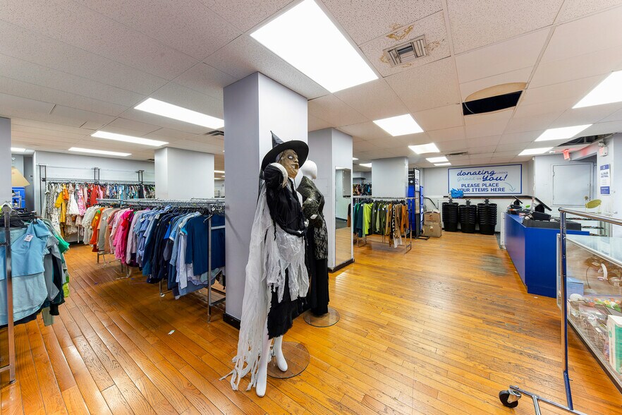 More Photos Of 7 W 14th St, New York Apartments For Lease