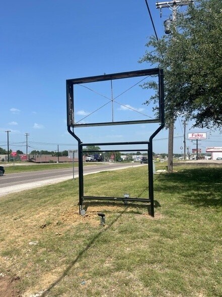 More Photos Of 2112 E Highway 82, Gainesville Office For Lease