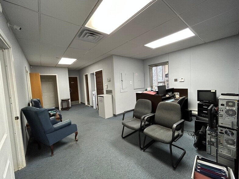 More Photos Of 2006 Swede Rd, Norristown Office For Lease