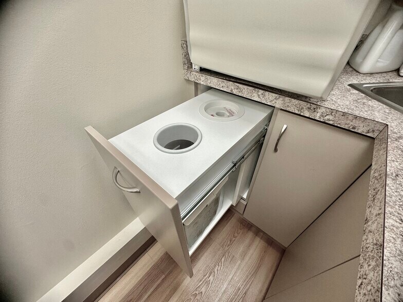 More Photos Of 4 Dearfield Dr, Greenwich Medical For Lease