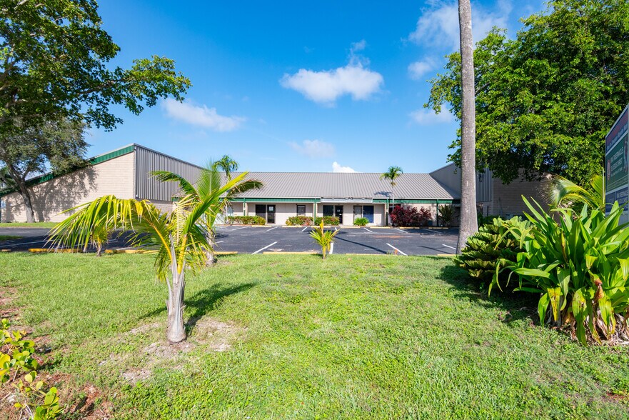 More Photos Of 2120 Collier Ave, Fort Myers Unknown For Lease