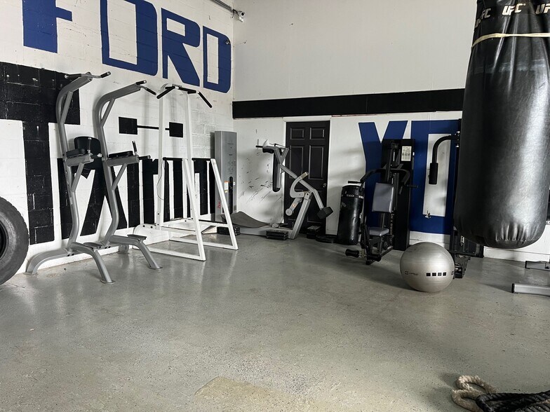 More Photos Of 2324-2326 E 44th St, Indianapolis Warehouse For Lease