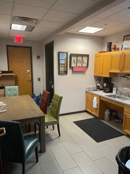 More Photos Of 301 S County Farm Rd, Wheaton Medical For Lease