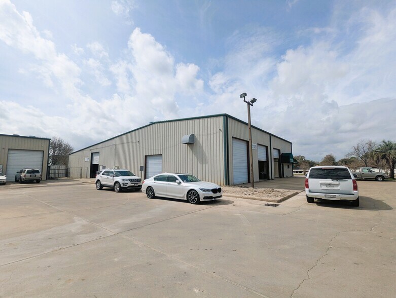 More Photos Of 5320 W Parkway St, Groves Industrial For Sale