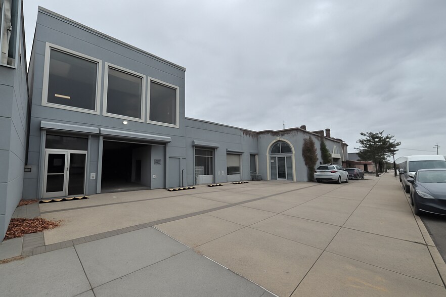 Primary Photo Of 12419 Metropolitan Ave, Kew Gardens General Retail For Lease