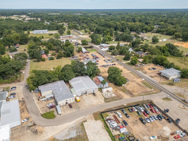 More Photos Of 208 Conway Dr, Columbus Showroom For Sale