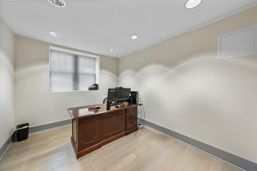 More Photos Of 3 Mapleton Rd, Princeton Office For Sale