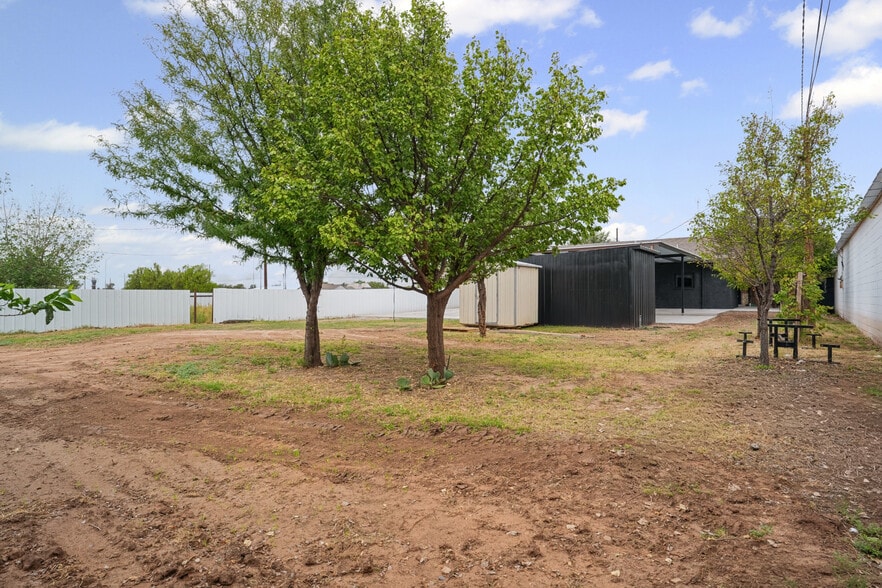 More Photos Of 7327 19th St, Lubbock Office For Sale