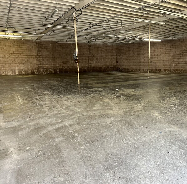 More Photos Of 2100 Floyd St, Burbank Warehouse For Lease