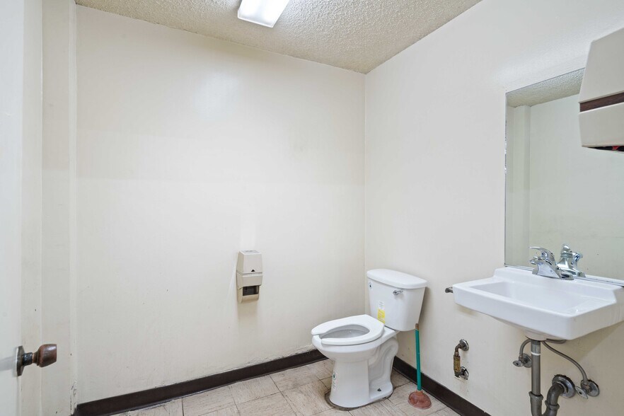 More Photos Of 215 W 15th St, Los Angeles Warehouse For Sale