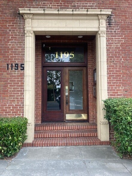 More Photos Of 1175-1195 Park Ave, Emeryville Showroom For Lease