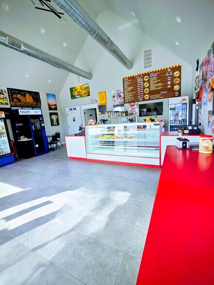 More Photos Of 711 E St, Elgin Fast Food For Lease