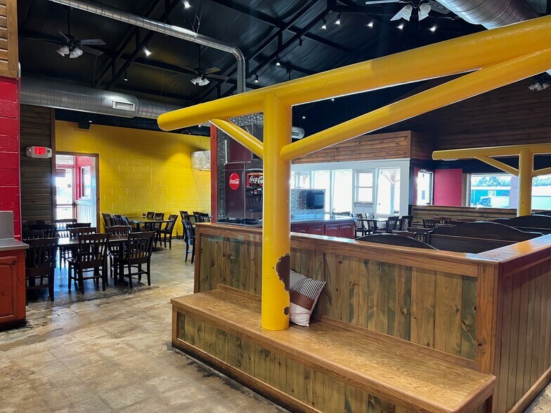 More Photos Of 10811 NE 23rd St, Spencer Restaurant For Lease