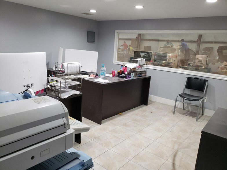 More Photos Of 3702 Arc St, Houston Warehouse For Lease