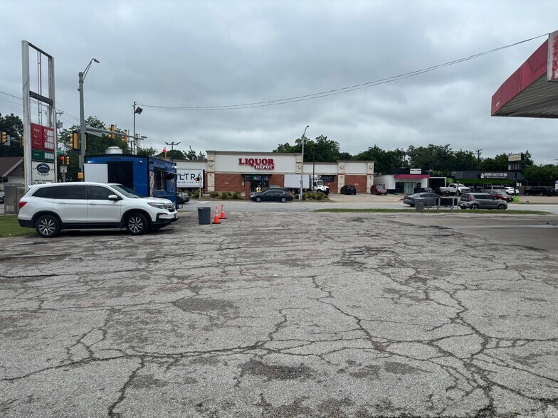 More Photos Of 5617 Mccart Ave, Fort Worth Service Station For Lease